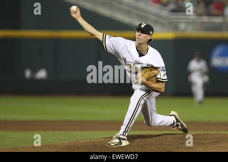 Omaha, Nebraska, USA. 24. Juni 2015. Vanderbilt Krug Kyle Wright (44) wirft während des College World Series-Spiels zwischen Vanderbilt und Virginia im TD Ameritrade Park in Omaha, Nebraska auf 24. Juni 2015. © Mark Kuhlmann/ZUMA Wire/ZUMAPRESS.com/Alamy Live-Nachrichten Stockfoto