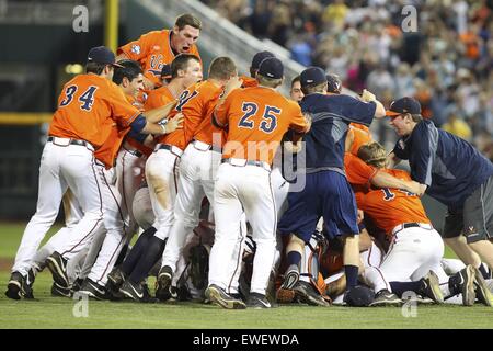 Omaha, Nebraska, USA. 24. Juni 2015. Virginia Teamkollegen Stapeln auf während des College World Series-Spiels zwischen Vanderbilt und Virginia im TD Ameritrade Park in Omaha, Nebraska auf 24. Juni 2015. © Mark Kuhlmann/ZUMA Wire/ZUMAPRESS.com/Alamy Live-Nachrichten Stockfoto