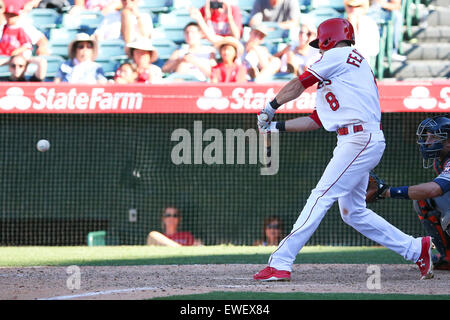 Anaheim, Kalifornien, USA. 24. Juni 2015. Taylor Featherston #8 erhält w Spaziergang von RBI einzeln in der 13. Inning im Spiel zwischen der Houston Astros und die Los Angeles Angels of Anaheim, Angel Stadium Anaheim, CA. Fotograf: Peter Joneleit Credit: Csm/Alamy Live-Nachrichten Stockfoto