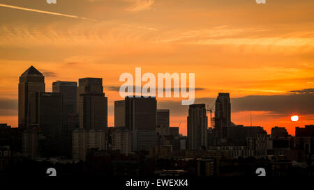 London, UK. 25. Juni 2015. Sonnenaufgang über Canary Wharf Business Park Gebäude Credit: Guy Corbishley/Alamy Live-Nachrichten Stockfoto