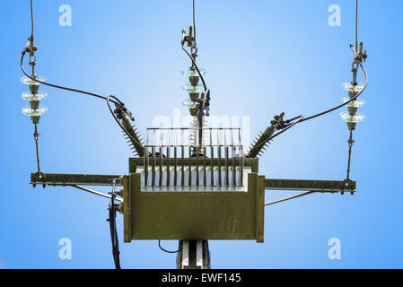 drei-Phasen-aktuelle Pylon auf blauen Hintergrund mit Abstufung Stockfoto