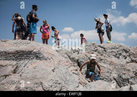 Touristen auf der Akropolis in Athen, Griechenland, 24. Juni 2015 steigen. Foto: Sokrates Baltagiannis/dpa Stockfoto