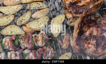 Huhn, Spieße und Brot auf dem Grill gegrillt. Stockfoto