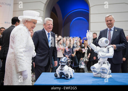 HANDOUT - ein Handout Bild am 24. Juni 2015 der Bundesregierung zur Verfügung gestellt zeigt die britische Königin Elizabeth II und German President Joachim Gauck (C) werden von einem Roboter neben Christian Thomsen, Präsident der TU nach der Königin Vortrag an der technischen Universität (TU) in Berlin, Deutschland. Die Königin und ihr Ehemann sind auf ihre fünfte Staatsbesuch in Deutschland. Foto: STEFFEN KUGLER/BUNDESREGIEREUNG/Dpa (Achtung Redaktion: Editorial verwenden Sie nur im Zusammenhang mit aktueller Berichterstattung und mit obligatorischen Quelle Kredit: "Foto: Bundesregierung/Steffen Kugler/Dpa") Stockfoto