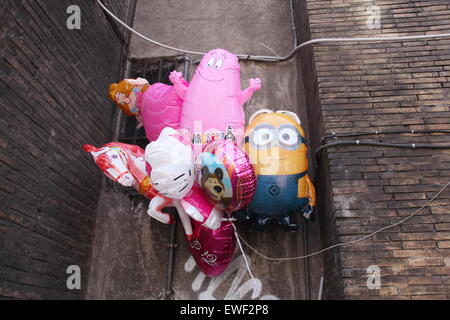 Spielzeug-Ballons von Comic-Figuren zum Verkauf in Straße Straße in Rom Italien Stockfoto