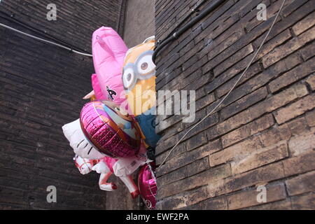 Spielzeug-Ballons von Comic-Figuren zum Verkauf in Straße Straße in Rom Italien Stockfoto