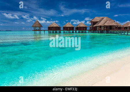 Über Wasser Spa auf einer Insel mit erstaunlich grünen Lagune mit Koralle Stockfoto