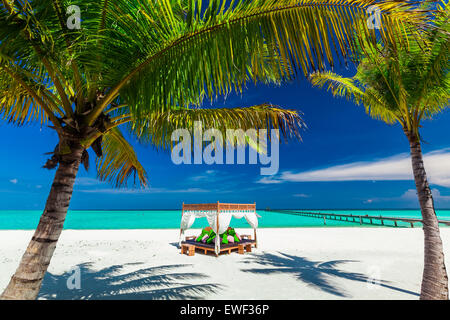 Tropischer weißen Strand, blauem Himmel, Palmen und Ort zum Entspannen Stockfoto