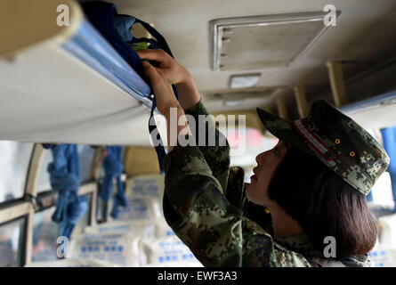 (150625)--DEHONG, 25. Juni 2015 (Xinhua)--Zhang Liu prüft einen Bus für Schmuggelware auf den Grenzübergang von Mukang in Dehong Dai-Jingpo autonomen Präfektur, der südwestlichen chinesischen Provinz Yunnan, 24. Juni 2015. Im Jahr 1995 geborene Zhang Liu eines Anti-Drogen-Soldaten im Grenzübergang von Mukang im Jahr 2013.  Aufgewachsen in einer wohlhabenden Familie in der Provinz Hunan Zentral-China, sagte Zhang, Soldat schon immer ihr Traum gewesen, sie fuhr in die Armee eintreten, nach Abschluss der High School. Eine Frontlinie-Anti-Drogen-Kraft hat, den Grenzübergang von Mukang etwa 100 Kilogramm gefangen Stockfoto