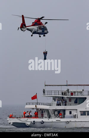 Qinhuangdao. 25. Juni 2015. Ein marine Rescue-Bohrer auf dem Seegebiet von Qinhuangdao, Provinz Hebei North China, 25. Juni 2015 statt. Der Bohrer bietet maritime gemeinsame Suche und Rettung Missionen und Oil Spill Notfallmaßnahmen Übung. Bildnachweis: Xinhua/Alamy Live-Nachrichten Stockfoto