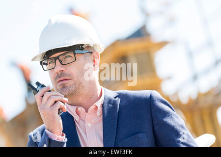 Männlichen Vorgesetzten mit Walkie-talkie auf Baustelle Stockfoto