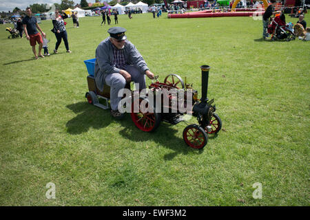 Miniatur-Burrell Zugmaschine Whitnash Fun Day und Karneval, Warwickshire, UK Stockfoto