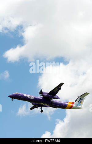 Flybe Dash 8 Flugzeug nähert sich Flughafen Birmingham, UK Stockfoto