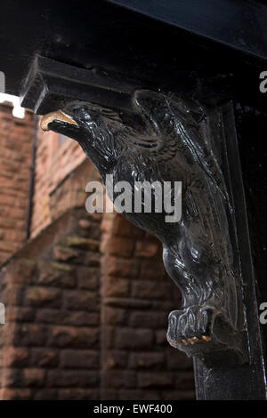 UK, England, Bridgnorth, Shropshire, Northgate, geschnitzten hölzernen Adler am Pfeiler des Tudor-Teestube Stockfoto