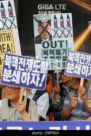 Seoul, Südkorea. 25. Juni 2015. Mitglieder des konservativen und rechten zivilgesellschaftliche Gruppen nehmen einen Anti-Nord Korea Protest in Seoul, Südkorea. Am 25. Juni 1950 der Korea-Krieg begonnen hatte und der Konflikt endete mit einem Waffenstillstand, keinen Friedensvertrag am 27. Juli 1953. Beiden Koreas sind noch technisch am Krieg. Bildnachweis: Lee Jae-Won/AFLO/Alamy Live-Nachrichten Stockfoto