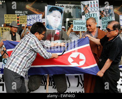 Seoul, Südkorea. 25. Juni 2015. Mitglieder des konservativen und rechten zivilgesellschaftliche Gruppen nehmen einen Anti-Nord Korea Protest in Seoul, Südkorea. Am 25. Juni 1950 der Korea-Krieg begonnen hatte und der Konflikt endete mit einem Waffenstillstand, keinen Friedensvertrag am 27. Juli 1953. Beiden Koreas sind noch technisch am Krieg. Bildnachweis: Lee Jae-Won/AFLO/Alamy Live-Nachrichten Stockfoto