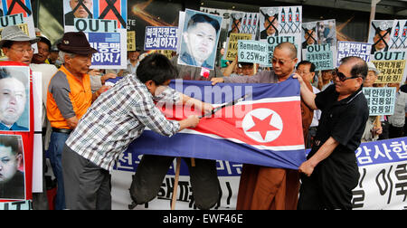 Seoul, Südkorea. 25. Juni 2015. Mitglieder des konservativen und rechten zivilgesellschaftliche Gruppen nehmen einen Anti-Nord Korea Protest in Seoul, Südkorea. Am 25. Juni 1950 der Korea-Krieg begonnen hatte und der Konflikt endete mit einem Waffenstillstand, keinen Friedensvertrag am 27. Juli 1953. Beiden Koreas sind noch technisch am Krieg. Bildnachweis: Lee Jae-Won/AFLO/Alamy Live-Nachrichten Stockfoto