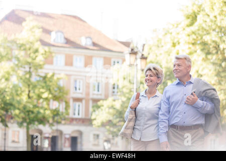 Glückliches Ehepaar mittleren Alters zu Fuß in die Stadt Stockfoto