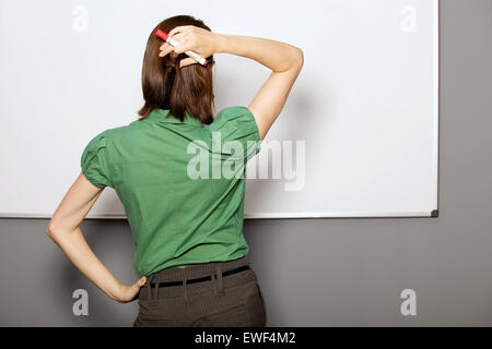 Geschäftsfrau vor Whiteboard im Büro Stockfoto