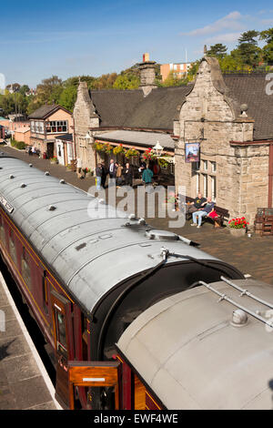 UK, England, Bridgnorth, Shropshire, Severn Valley Railway station, Passagiere auf Plattform Stockfoto