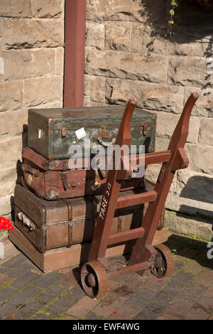 UK, England, Bridgnorth, Shropshire, Severn Valley Railway station, Gepäck mit LKW auf Plattform Stockfoto