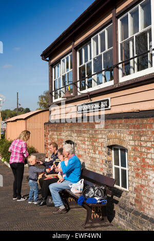 UK, England, Bridgnorth, Shropshire, Severn Valley Railway station, Essen Familienpicknick unter Stellwerk Stockfoto