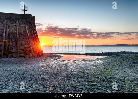 Sonnenaufgang an der Hafeneinfahrt, Clovelly an der Nordküste von Devon Stockfoto