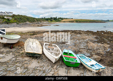 Eine Reihe von kleinen Booten auf den Hafen Slipway am Portscatho auf der Halbinsel Roseland in Cornwall Stockfoto