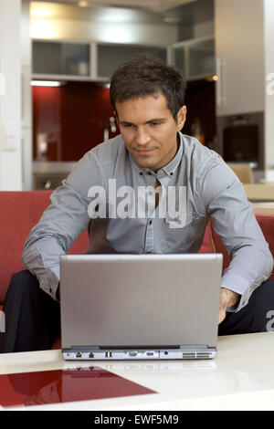 Junger Mann mit laptop Stockfoto
