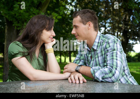 Junges Paar Hand in Hand und sahen einander Stockfoto