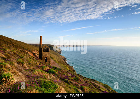 Der South West Coast Path als es übergibt das Towanroath Pumpenhaus in St. Agnes an der kornischen Küste Stockfoto