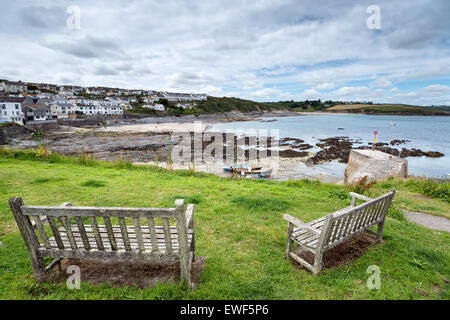 Waeathered Holzbänke Blick über den Hafen von Portscatho an der Küste von Cornwall Stockfoto