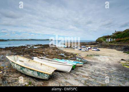 Boote bei Ebbe im Portscatho Hafen an der Küste von Cornwall Stockfoto