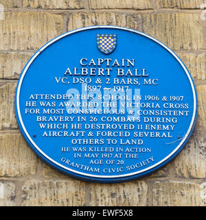 Blaue Plakette auf der Schule von Kapitän Albert Ball VC, DSO & 2 Bars, MC - Kings School, Grantham, Lincolnshire Stockfoto