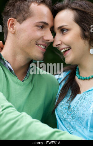 Nahaufnahme des jungen Paares einander betrachtend Stockfoto
