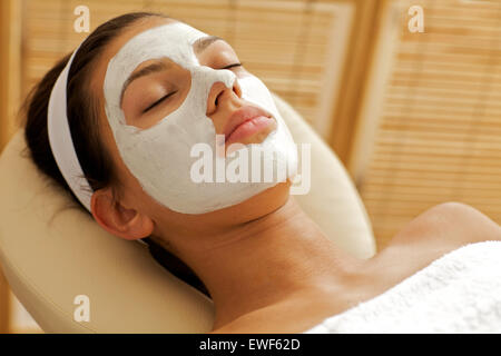 Nahaufnahme der jungen Frau mit Gesichtsmaske Stockfoto