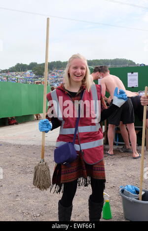 Glastonbury Festival, Somerset, UK. 25. Juni 2015. Nach einer Nacht, die berühmten langen Drop Toiletten Reinigung hat dieser Reiniger gerne tanzen als ihre Schicht. Bildnachweis: Tom Corban/Alamy Live-Nachrichten Stockfoto