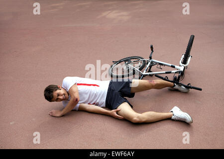 Junger Mann verletzt, während mit dem Fahrrad Stockfoto