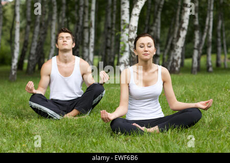 Junges Paar im Park trainieren Stockfoto