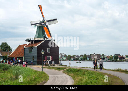 Amsterdam, Waterland Bezirk, Zaandam, Touristen in der berühmten Gegend der Mühlen Stockfoto