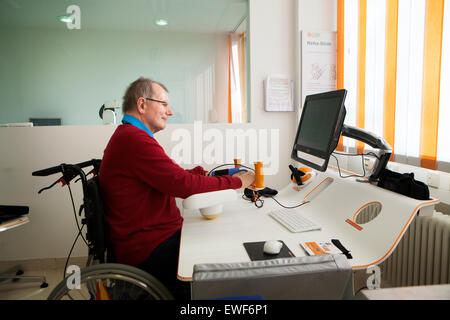 ÄLTEREN MENSCHEN IN DER REHABILITATION Stockfoto