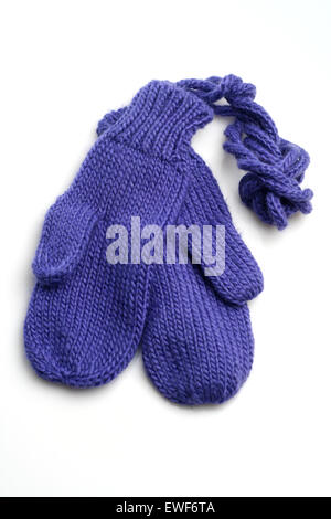 Baby Handschuhe auf weißem Hintergrund Stockfoto