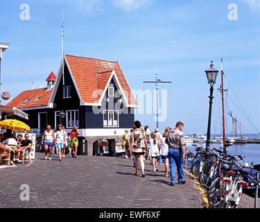 Touristen zu Fuß entlang der Straße am Kai, Volendam, Holland, Niederlande, Europa. Stockfoto