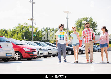 Glückliche Freunde gehen auf Stadtstraße Stockfoto