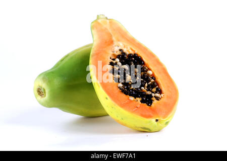 Halbierte Papaya auf weißem Hintergrund Stockfoto