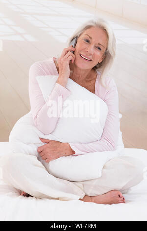 SENIOR AM TELEFON Stockfoto