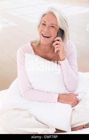 SENIOR AM TELEFON Stockfoto