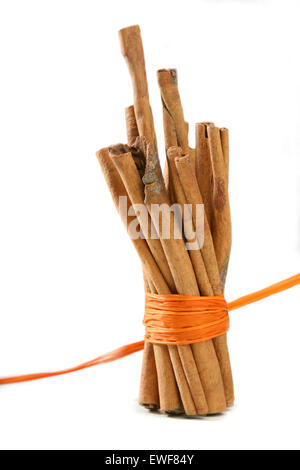 Gebundene Bündel von Zimtstangen Stockfoto
