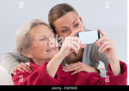 ÄLTERE PERSON MIT TELEFON Stockfoto