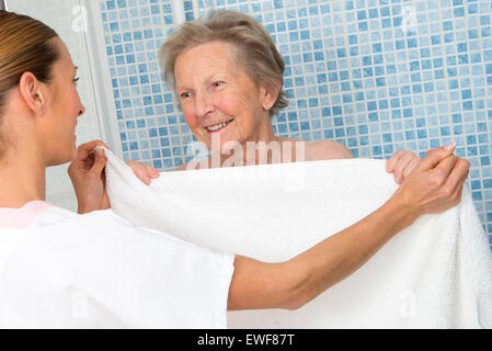 ÄLTERE PERSON WASCHEN Stockfoto